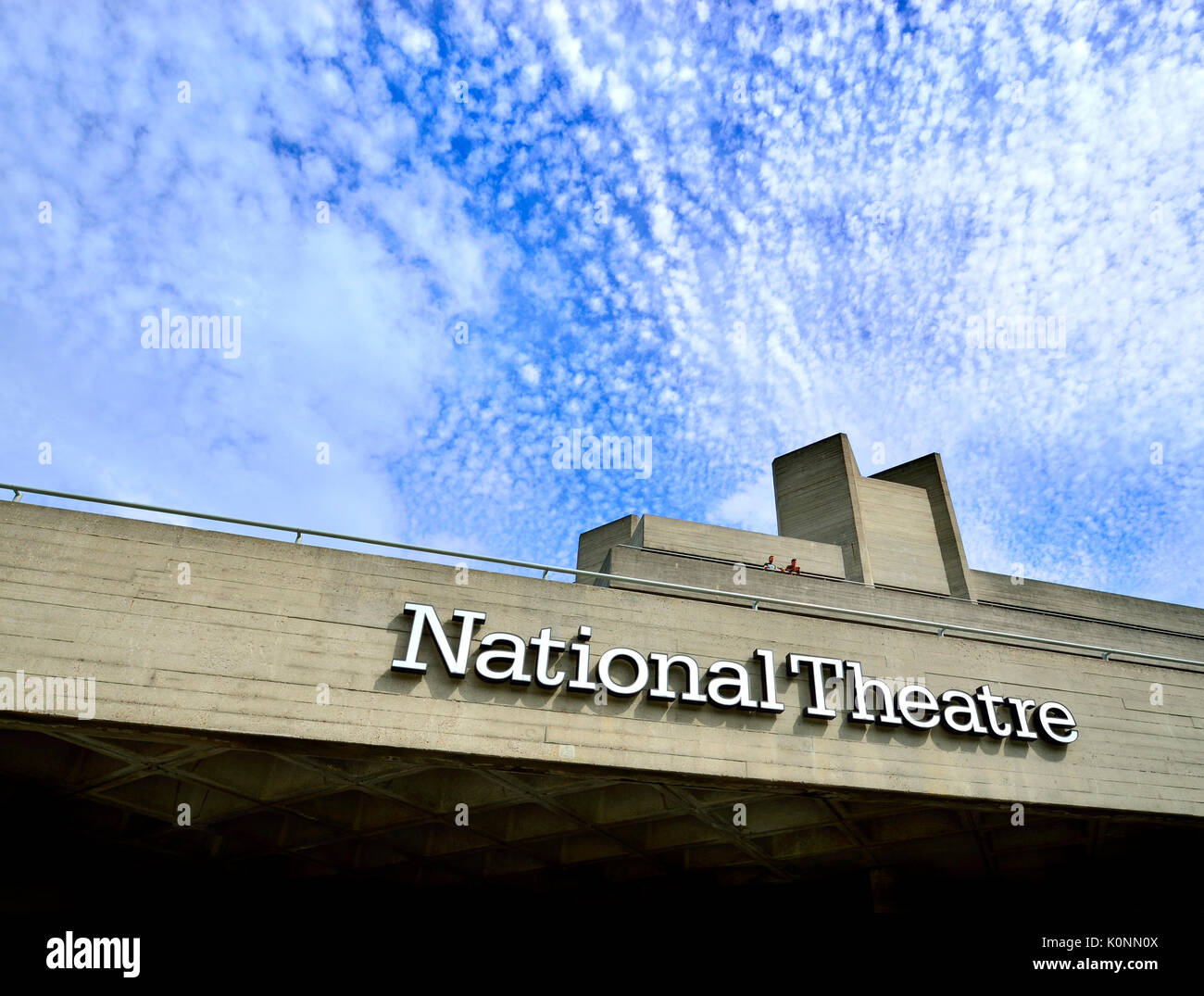 Londra, Inghilterra, Regno Unito. Il Teatro Nazionale (Royal National Theatre) sulla banca del sud (Denys Lasdun: 1976) Foto Stock