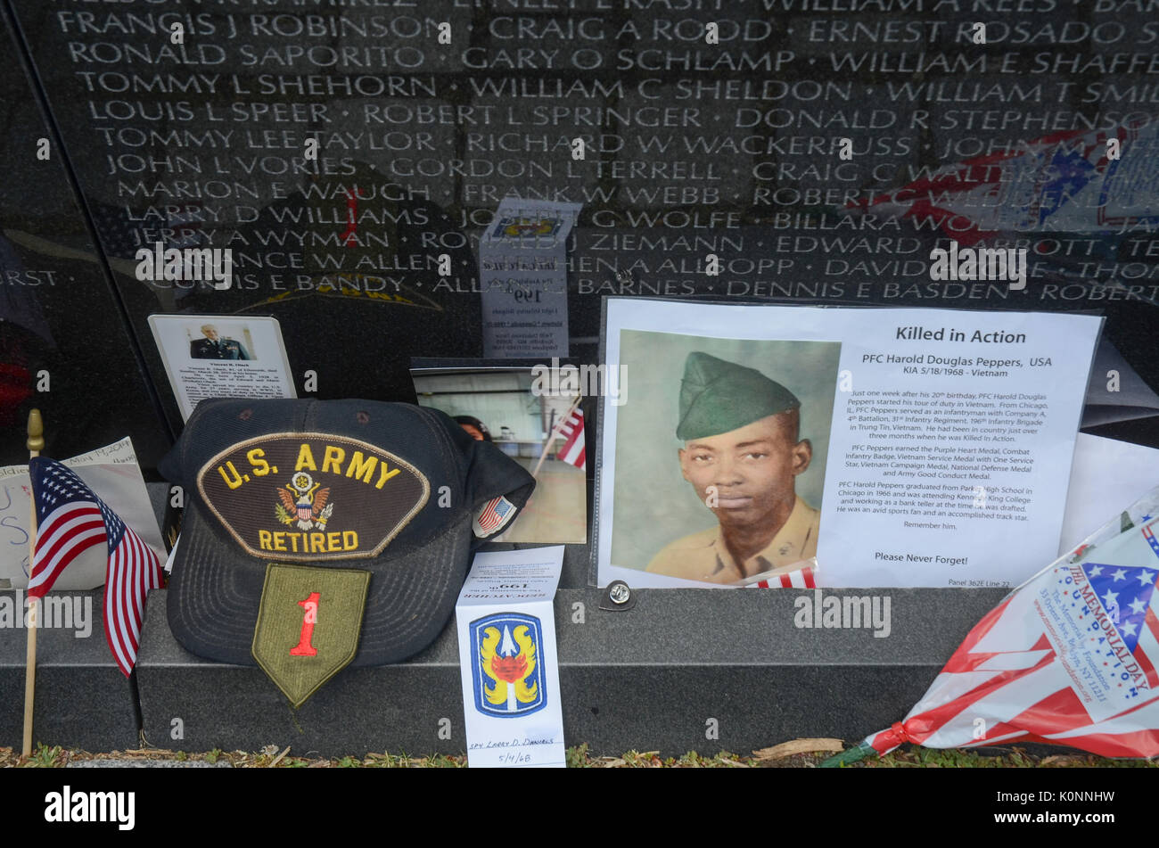 Artefatti a sinistra al Vietnam Veterans Memorial Wall, 25 maggio 2014, Washington DC Foto Stock