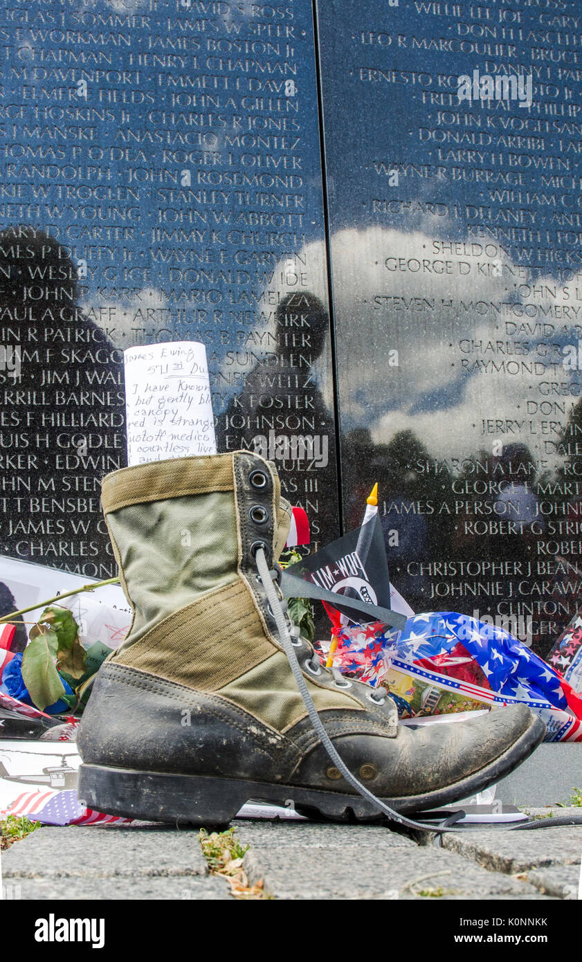 Un esercito boot è tra gli artefatti a sinistra al Vietnam Veterans Memorial Wall per il Memorial Day, 25 maggio 2014, Washington DC. Foto Stock