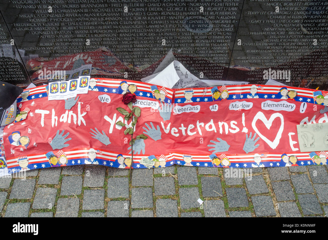 Banner realizzato dai bambini della scuola di legge, "ringrazio i veterani! Apprezziamo i veterani a Marlow elementare!" Vietnam Veterans Memorial Wall Memorial Day Foto Stock