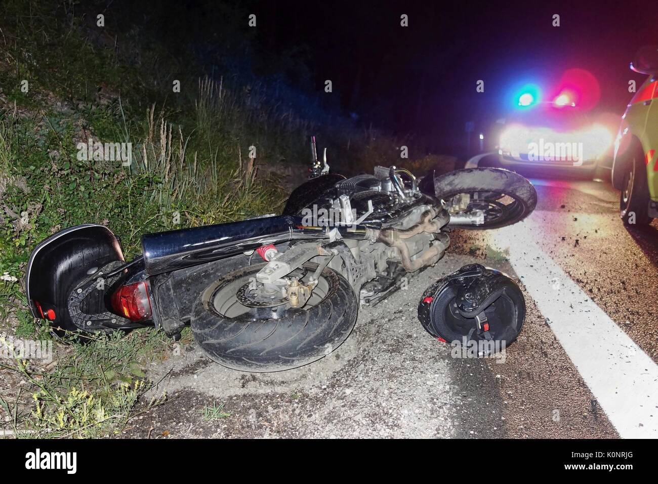 Evento reale, incidente motociclistico, incidente notturno su una strada bagnata Foto Stock