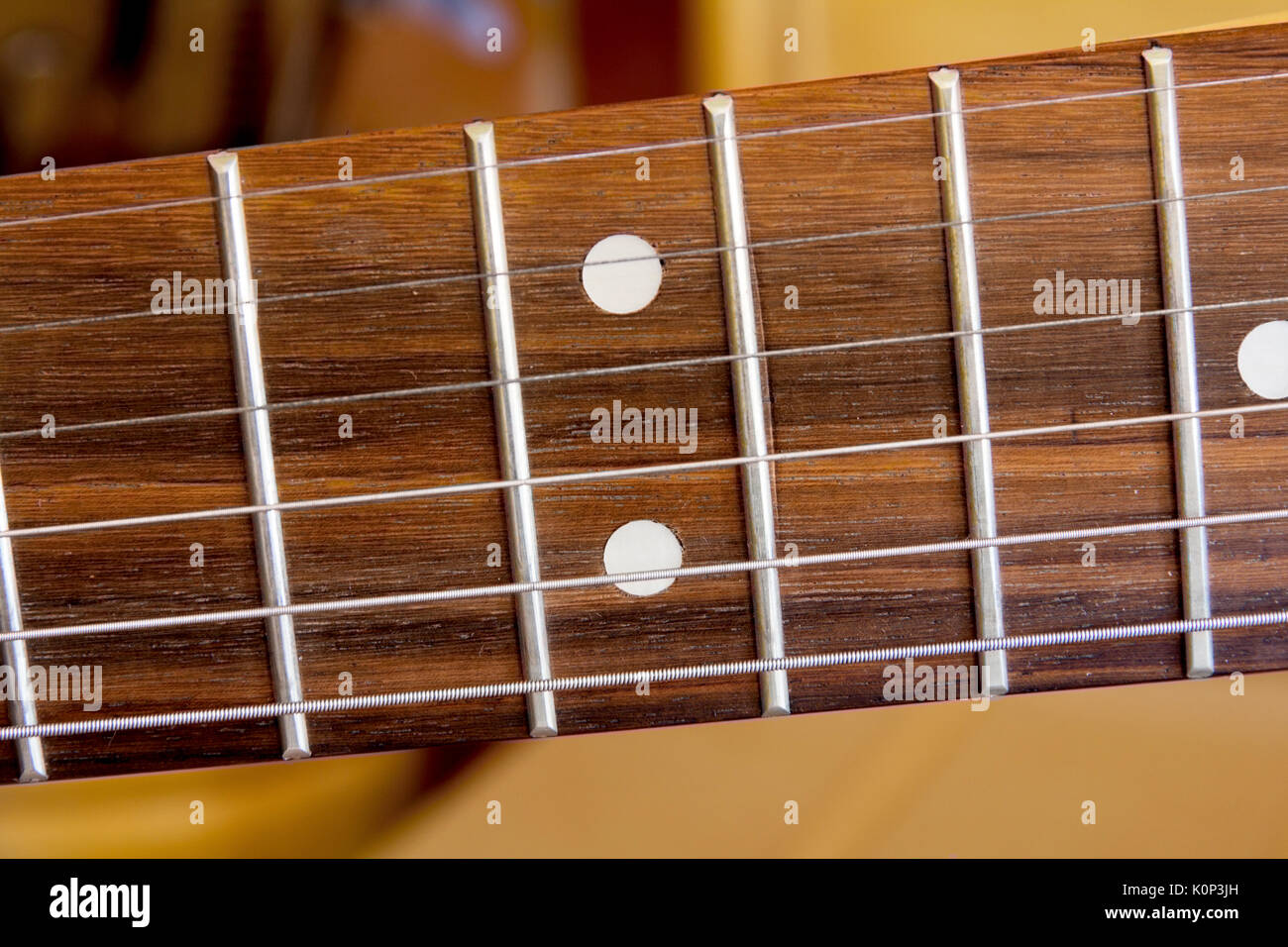 Collo di chitarra che mostra le stringhe sulla tastiera Foto Stock