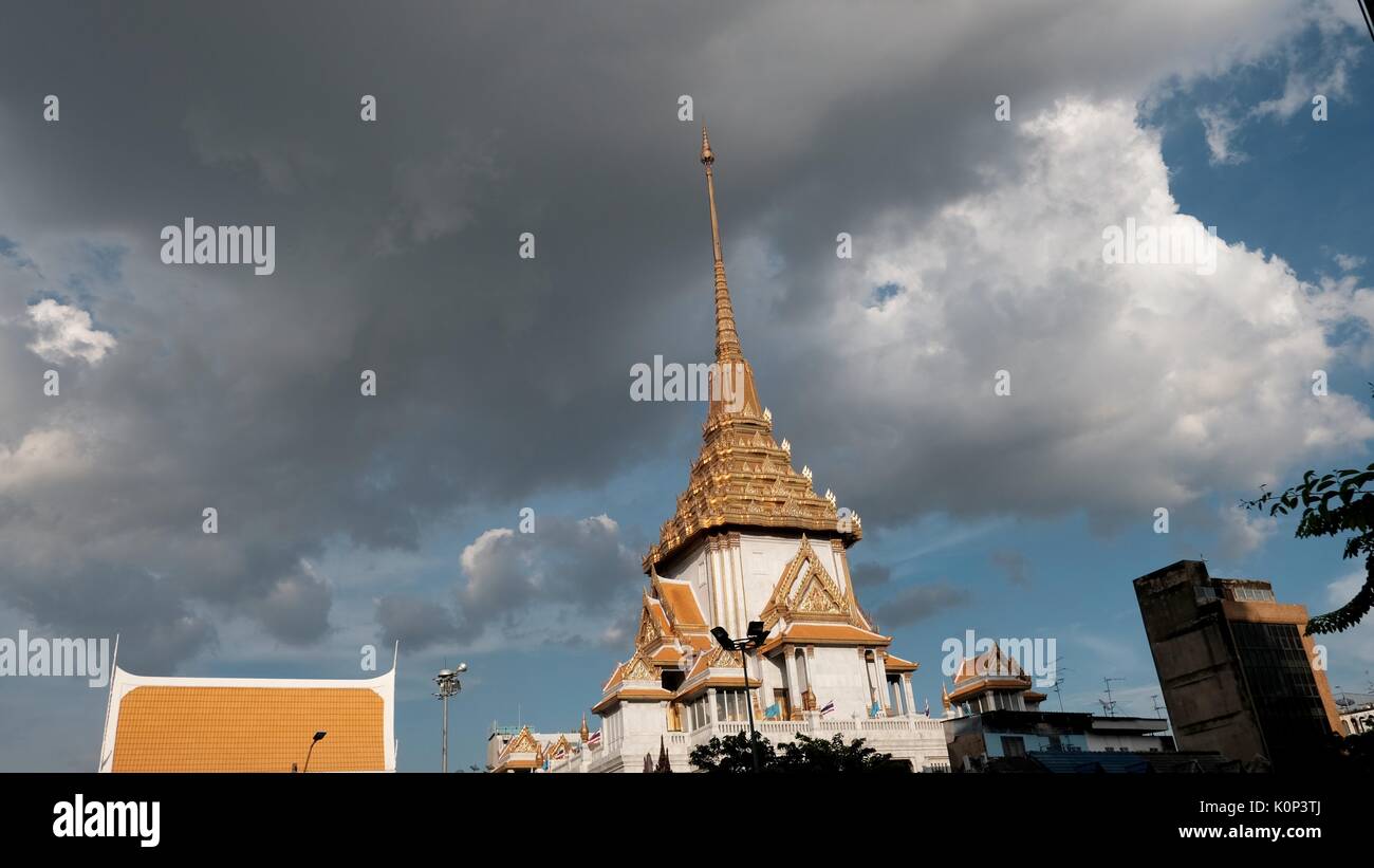 Tempio reale sukhothal golden stile Budda wat traimit chinatown yaowarat Road di Bangkok in Thailandia phra phuttha maha suwana patimakon Foto Stock