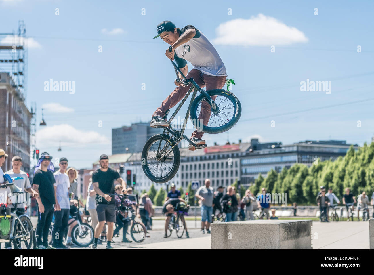 Freestyle BMX trick in piazza a Copenhagen Foto Stock
