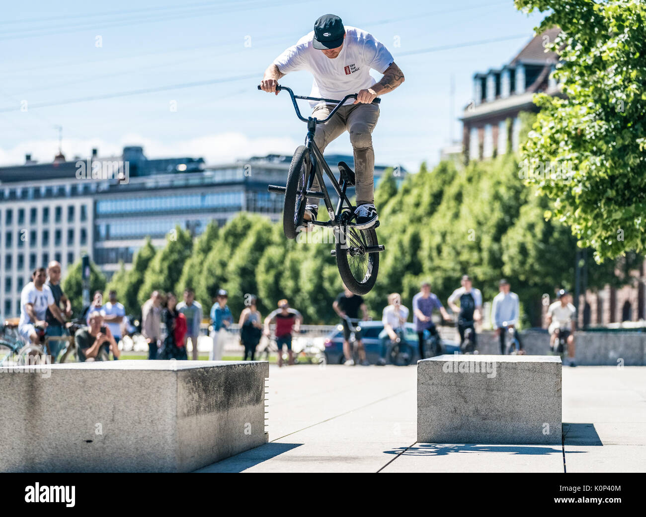 Freestyle BMX trick in piazza a Copenhagen Foto Stock