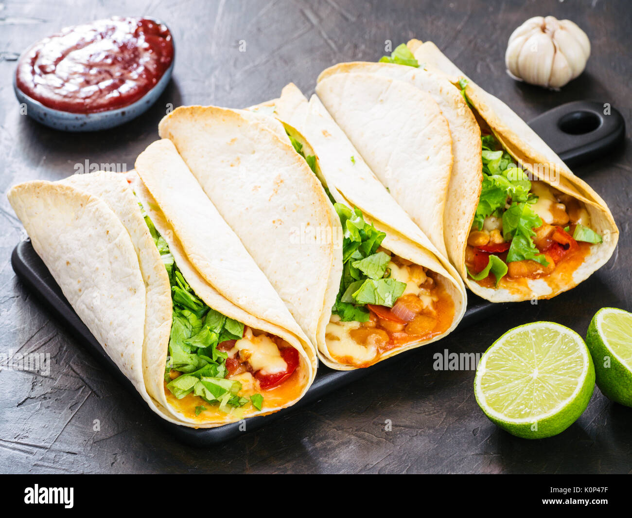 Latin food tacos su sfondo nero Foto Stock