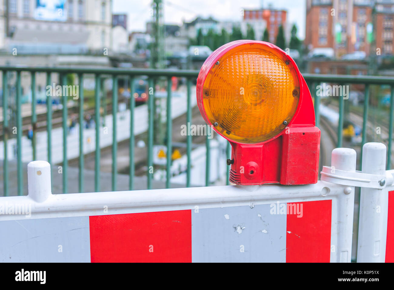 Costruzione arancione di avvertimento barriera stradale luce sulle barricate. La costruzione di strade per le strade delle città europee. Germania. Amburgo. Foto Stock