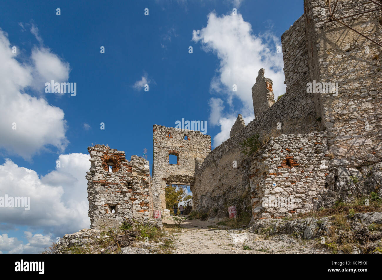 Rovine del Castello medievale "plavecky hrad'. Slovacchia, Europa centrale. Foto Stock