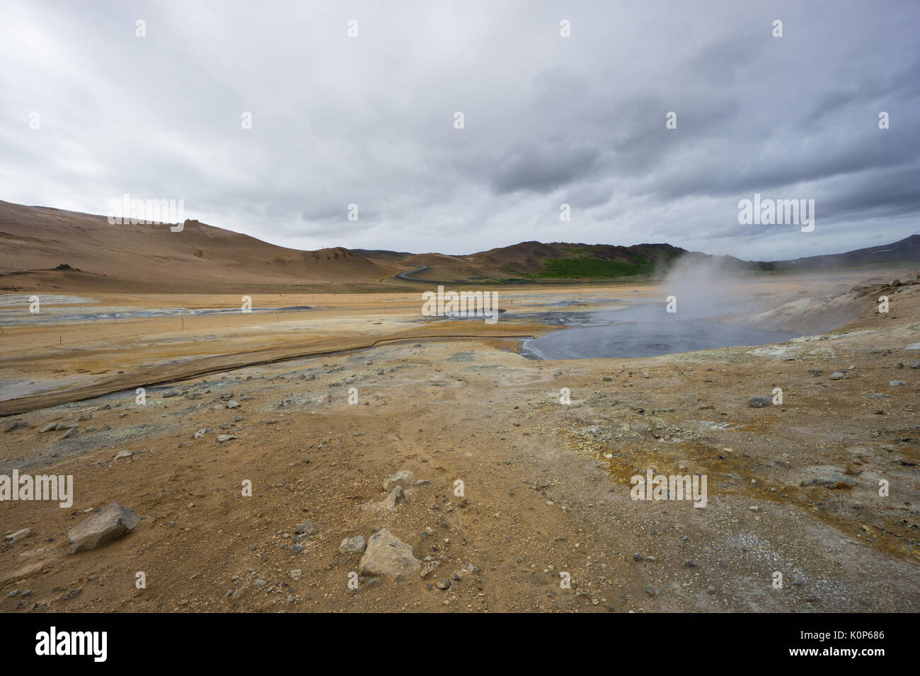 Islanda - bollente pot di fango in area geotermale hverir con vulcanica montagne colorate Foto Stock