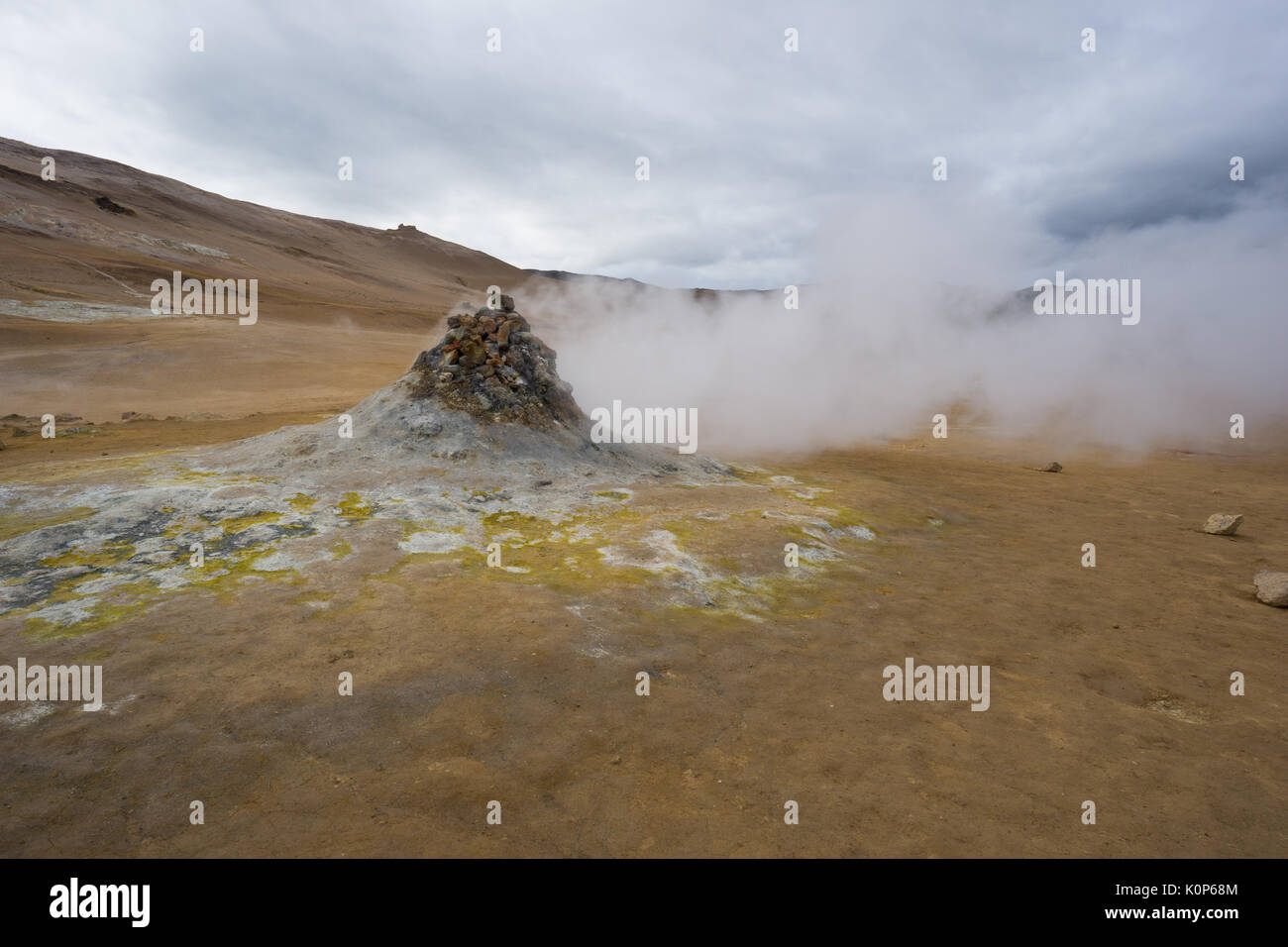 Islanda - potenti fumarole gas di spinta e il solfuro di idrogeno al di fuori del Giallo terra colorata Foto Stock