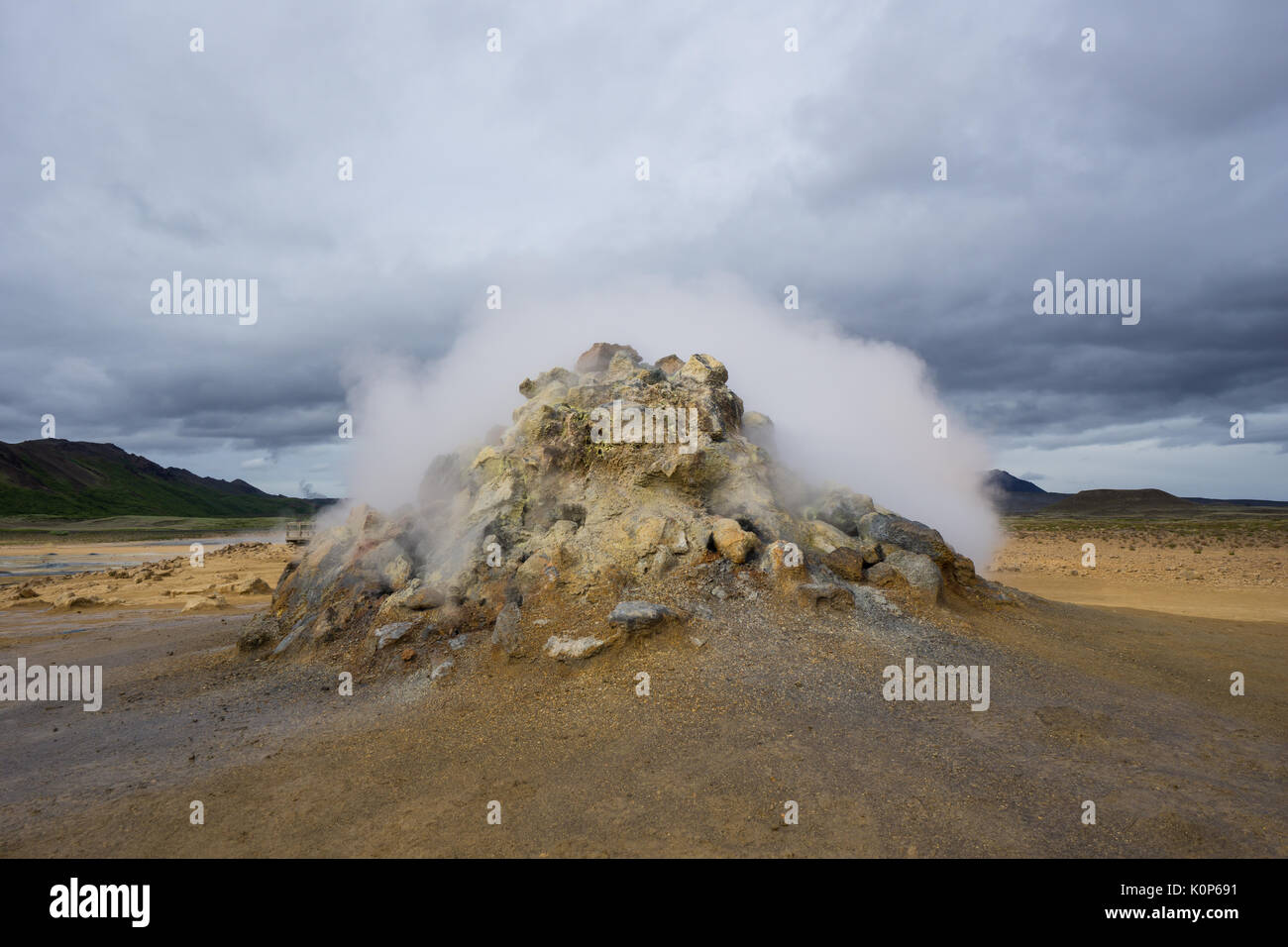 Islanda - solfuro di idrogeno e gas frizza al di fuori di un fumarole attive in area geotermica di hverir Foto Stock