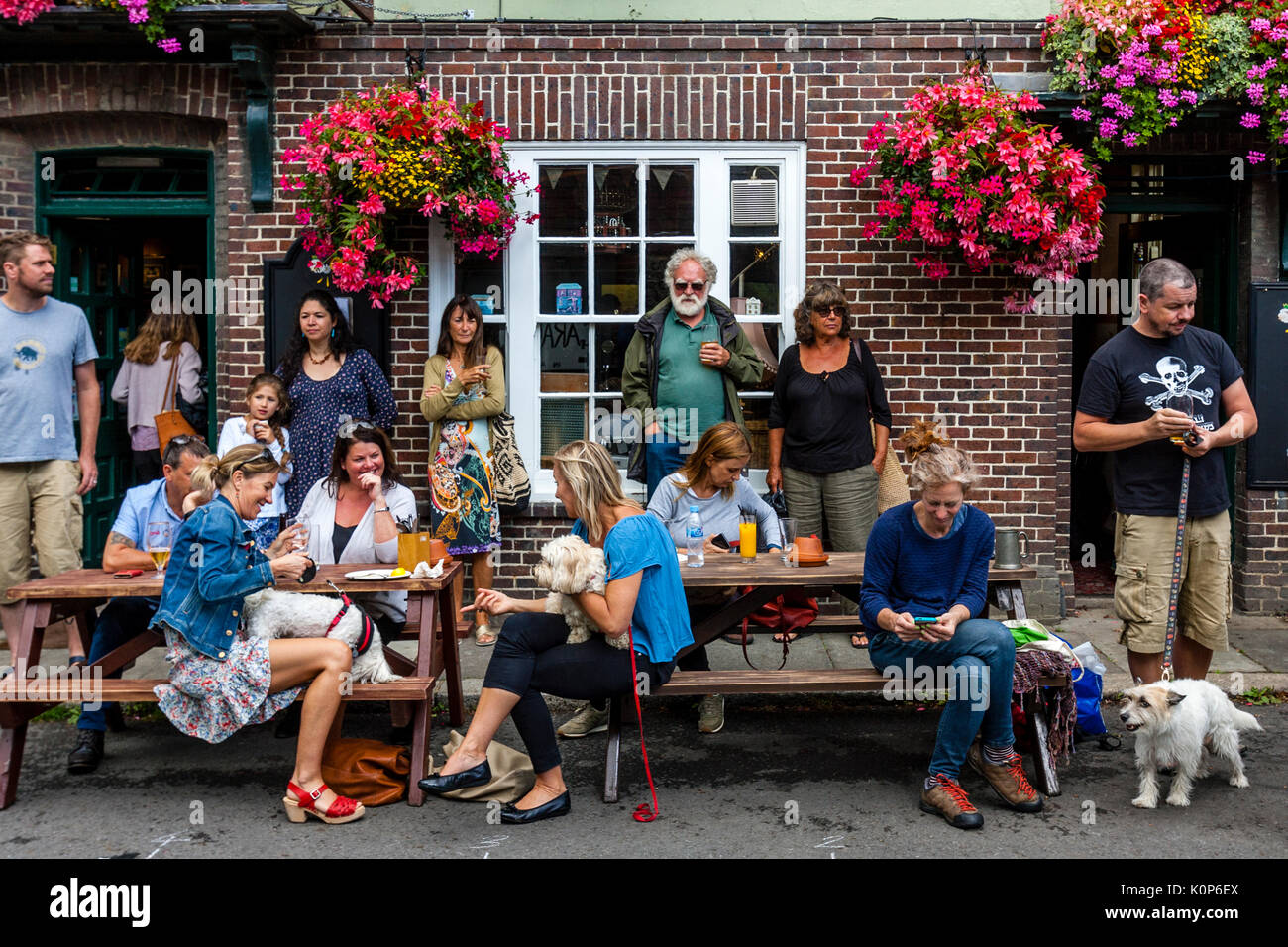 Persone bere e socializzare al di fuori della Snowdrop Pub, Lewes, East Sussex, Regno Unito Foto Stock