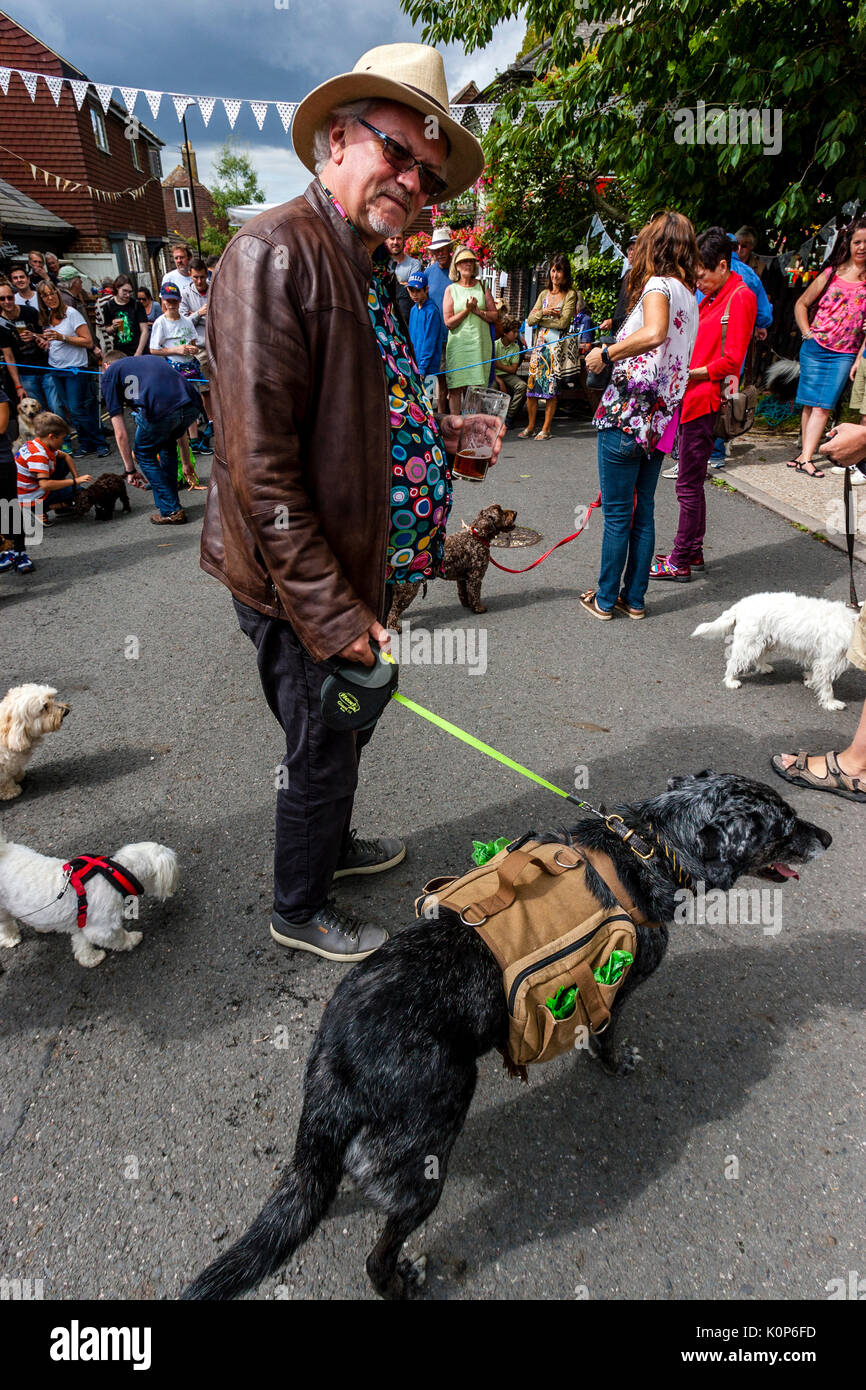 Cani che sono giudicati in occasione dell'annuale South Street la giornata dello sport e Dog Show, Lewes, East Sussex, Regno Unito Foto Stock