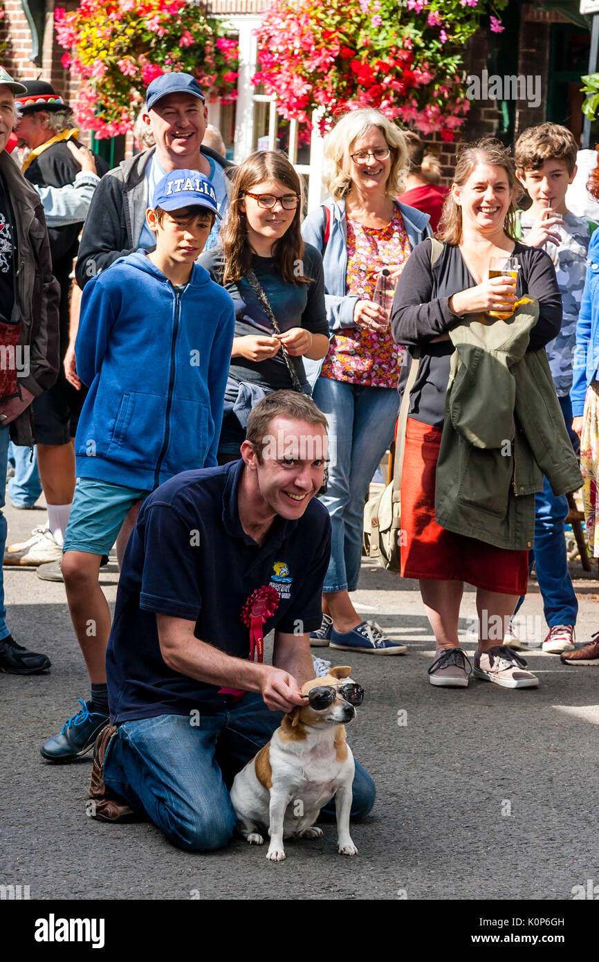 I cani di competere in un Dog Show All'annuale South Street la giornata dello sport e Dog Show, Lewes, East Sussex, Regno Unito Foto Stock