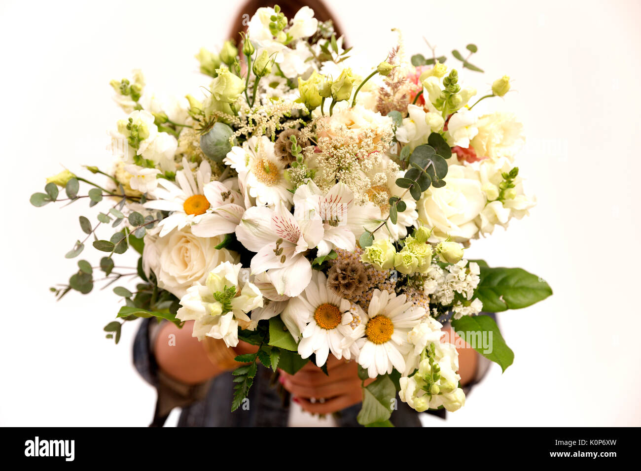 Grandi bouquet floreale in donna di mani Foto Stock