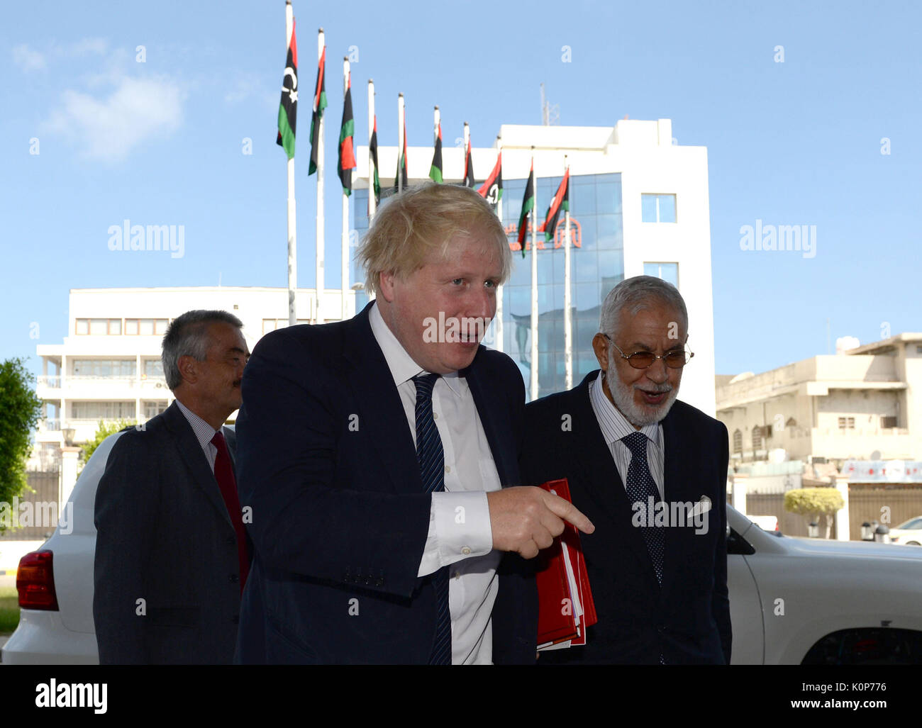 Segretario di Stato per gli affari esteri Boris Johnson incontra il ministro degli Esteri libico Mohamed Taha Siala a Tripoli, in Libia, durante la sua visita al paese. Foto Stock