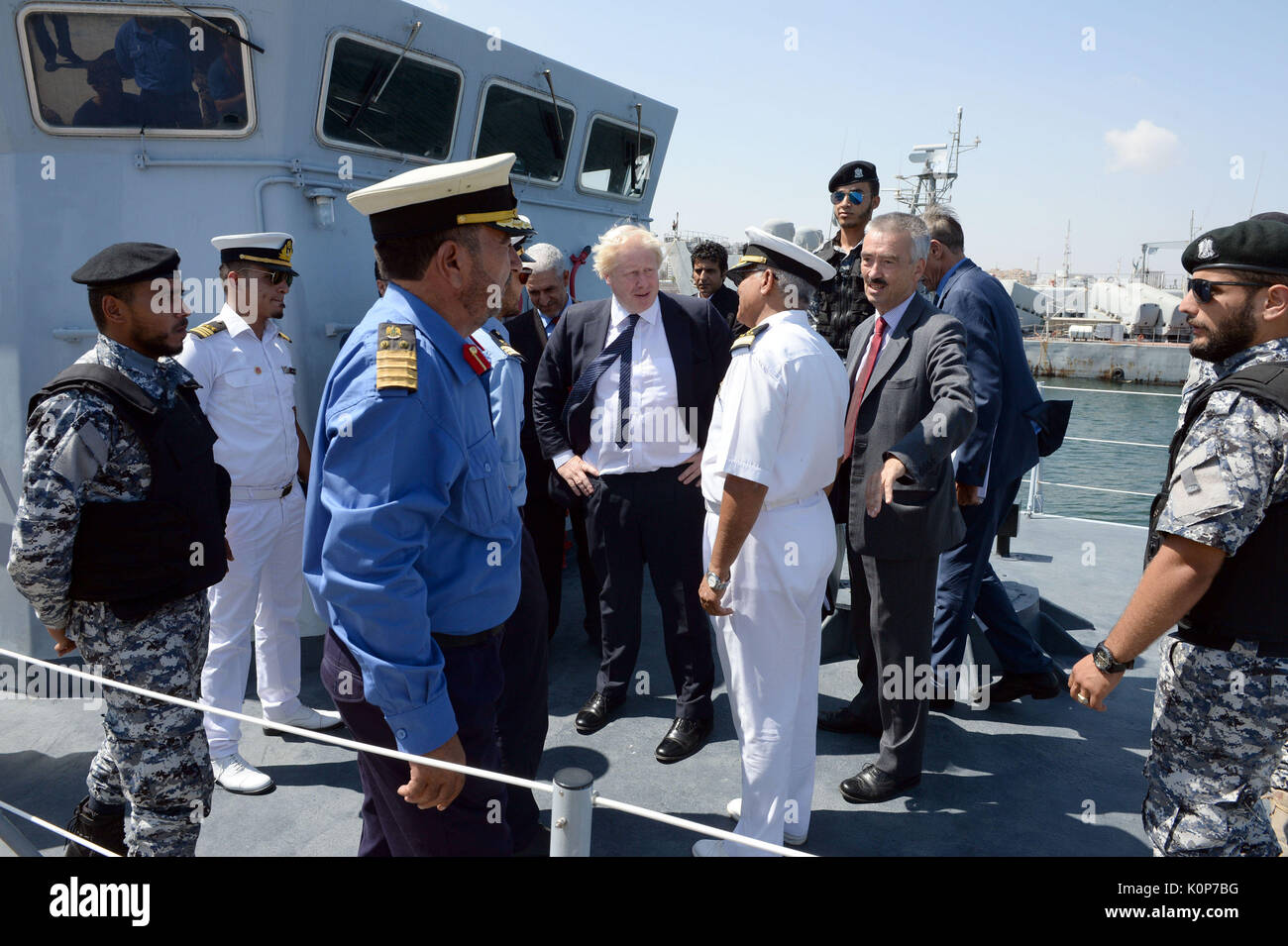 Segretario di Stato per gli affari esteri Boris Johnson saluta i membri della guardia costiera libica, che sono stati addestrati in Regno Unito a un libico base navale a Tripoli, in Libia, durante la sua visita al paese. Foto Stock