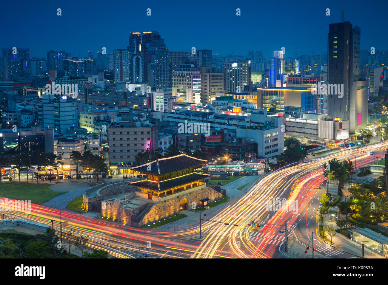 Seul. immagine del centro cittadino di Seoul con gate di dongdaemun durante il blu crepuscolo ora. Foto Stock