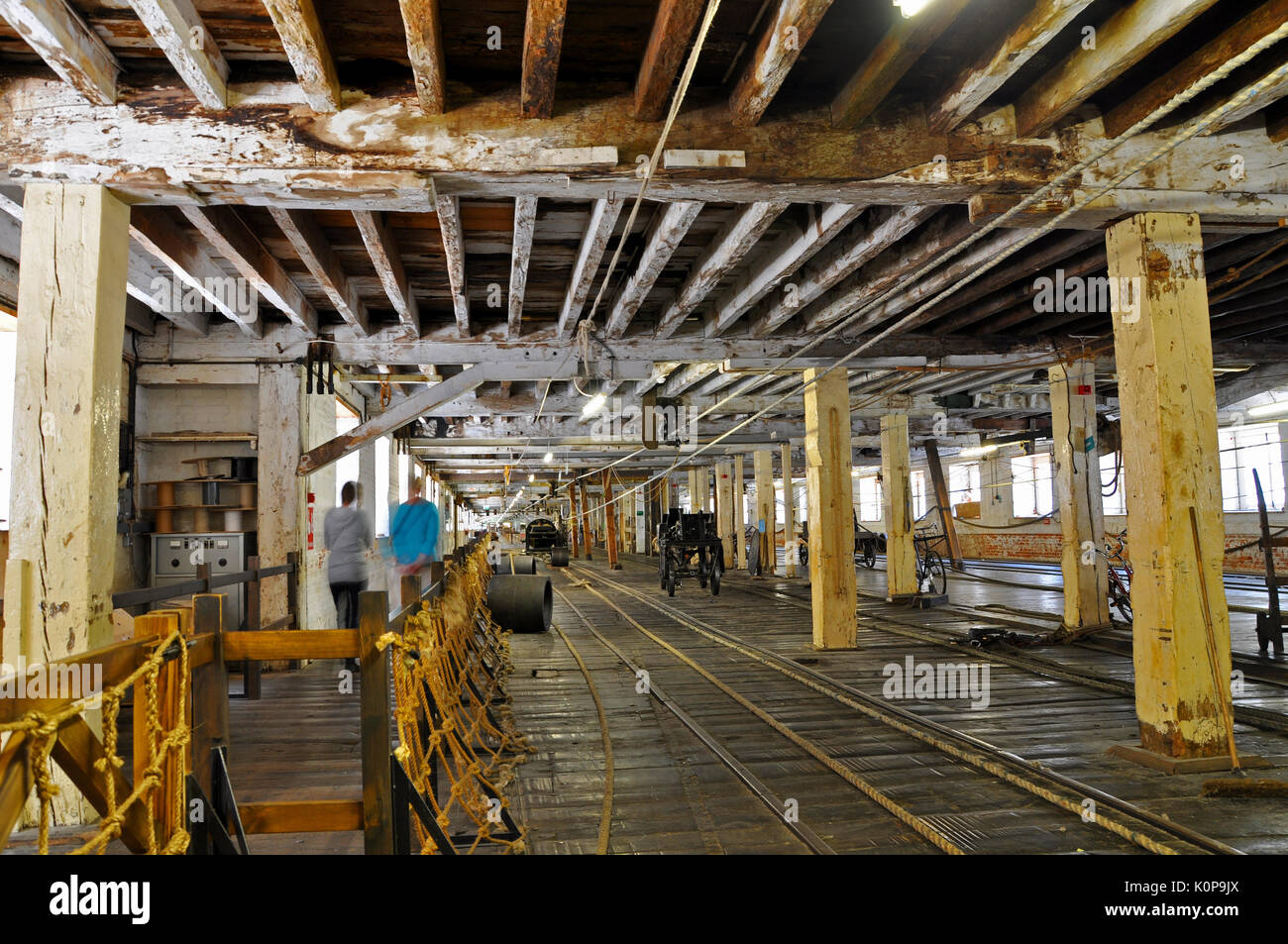 Interno del Vittoriano Corderia Chatham Historic Dockyard, fabbrica di corda dove la fune è stata fabbricata per usi marittimi. Lungo edificio in legno Foto Stock