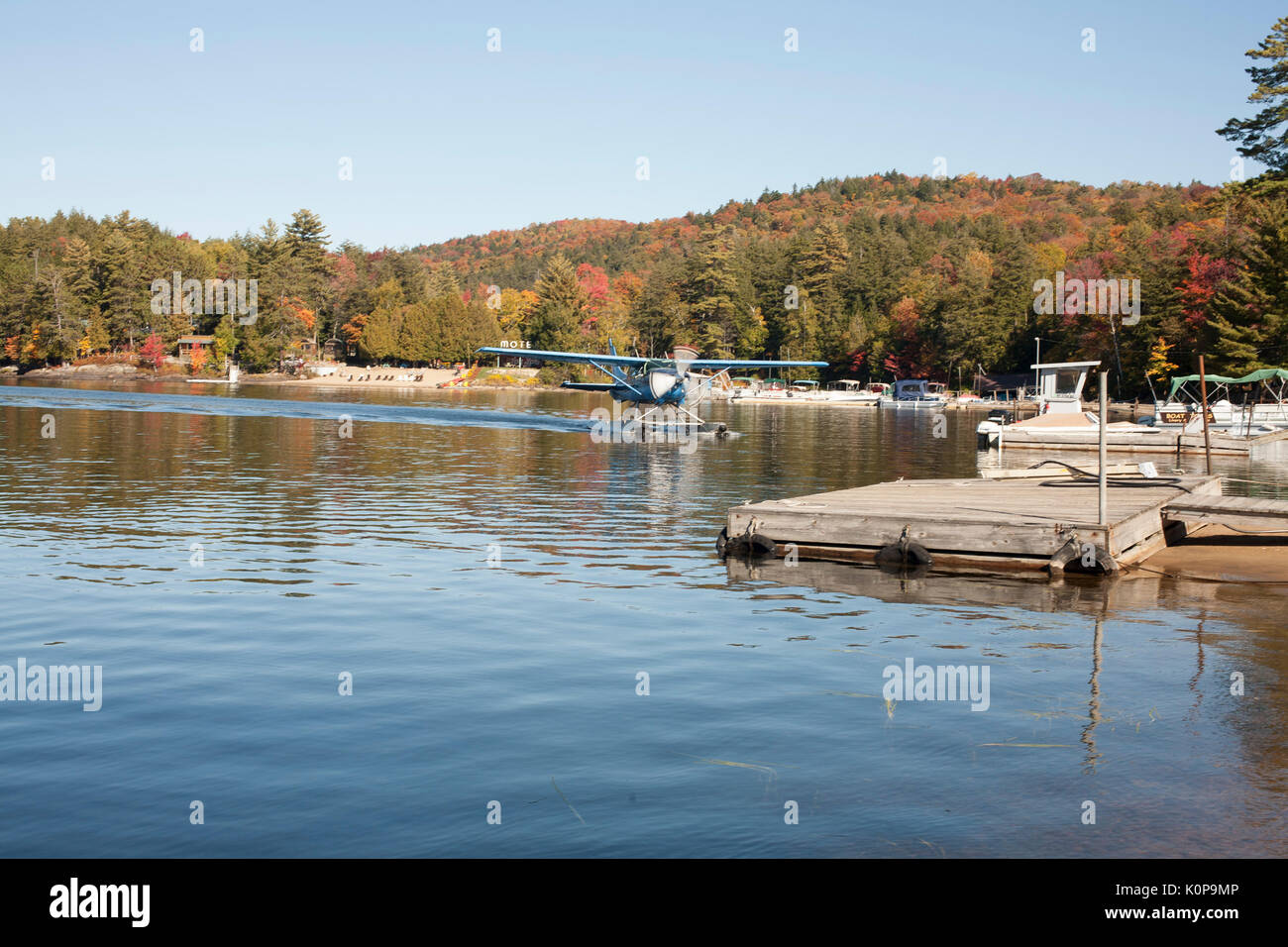 L'aereo galleggiante atterra su un Upstate New York Long Lake. Foto Stock