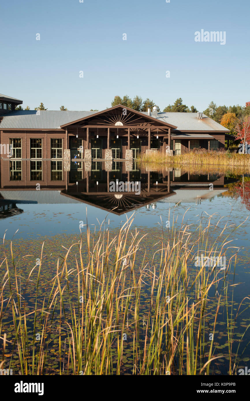Vista dei principali exhibition hall e museo al Centro selvatici a Tupper Lake nel Adirondacks dello stato di New York. Foto Stock
