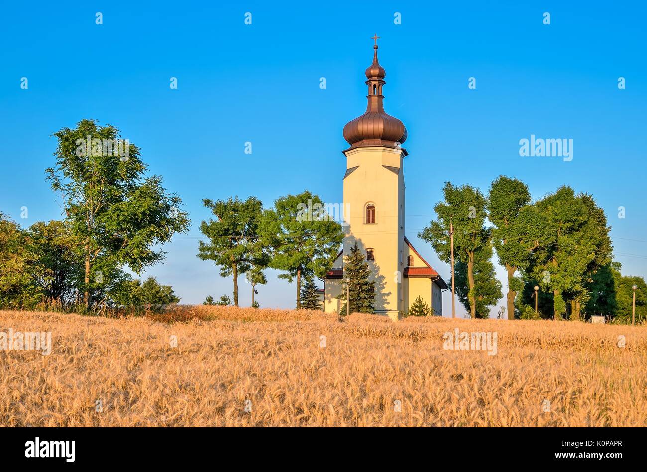 Bella chiesa su una pittoresca collina. La storica chiesa barocca di San Clemente in Ledziny, Polonia. Foto Stock