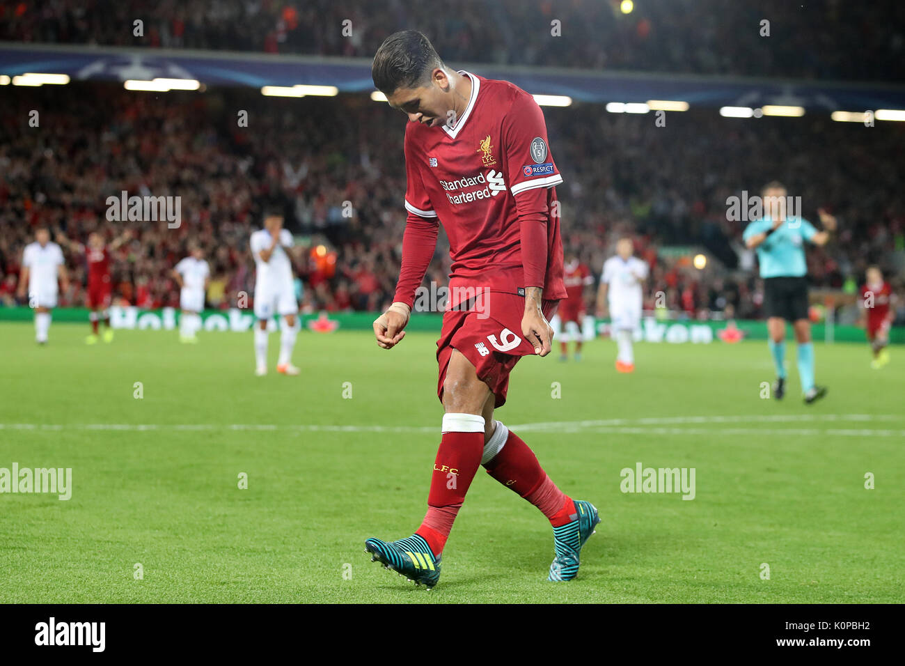 Di Liverpool Roberto Firmino punteggio celebra il suo lato del quarto obiettivo durante la UEFA Champions League Play-Off, seconda gamba corrispondono ad Anfield, Liverpool. Foto Stock