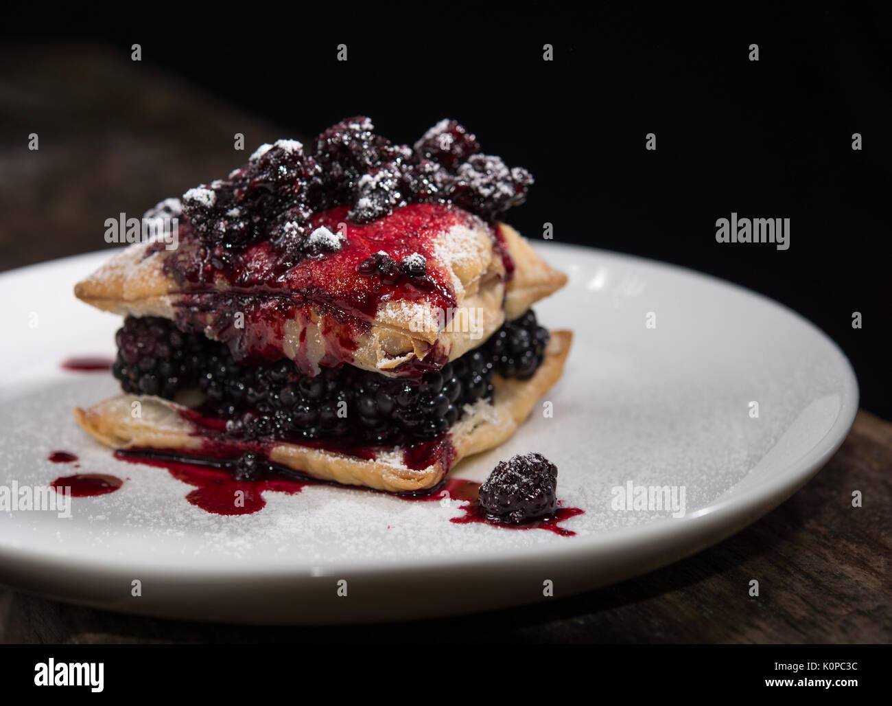 Sfoglia di pasta e dessert blackberry spolverato con zucchero Foto Stock