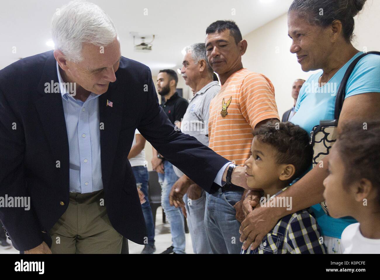 Stati Uniti Vice Presidente Mike Pence venezuelano visite alle famiglie che hanno cercato di sfuggire al caos del loro paese in una chiesa Agosto 14, 2017 a Cartagena, Colombia. Pence è su una settimana di tour di America Latina. Foto Stock