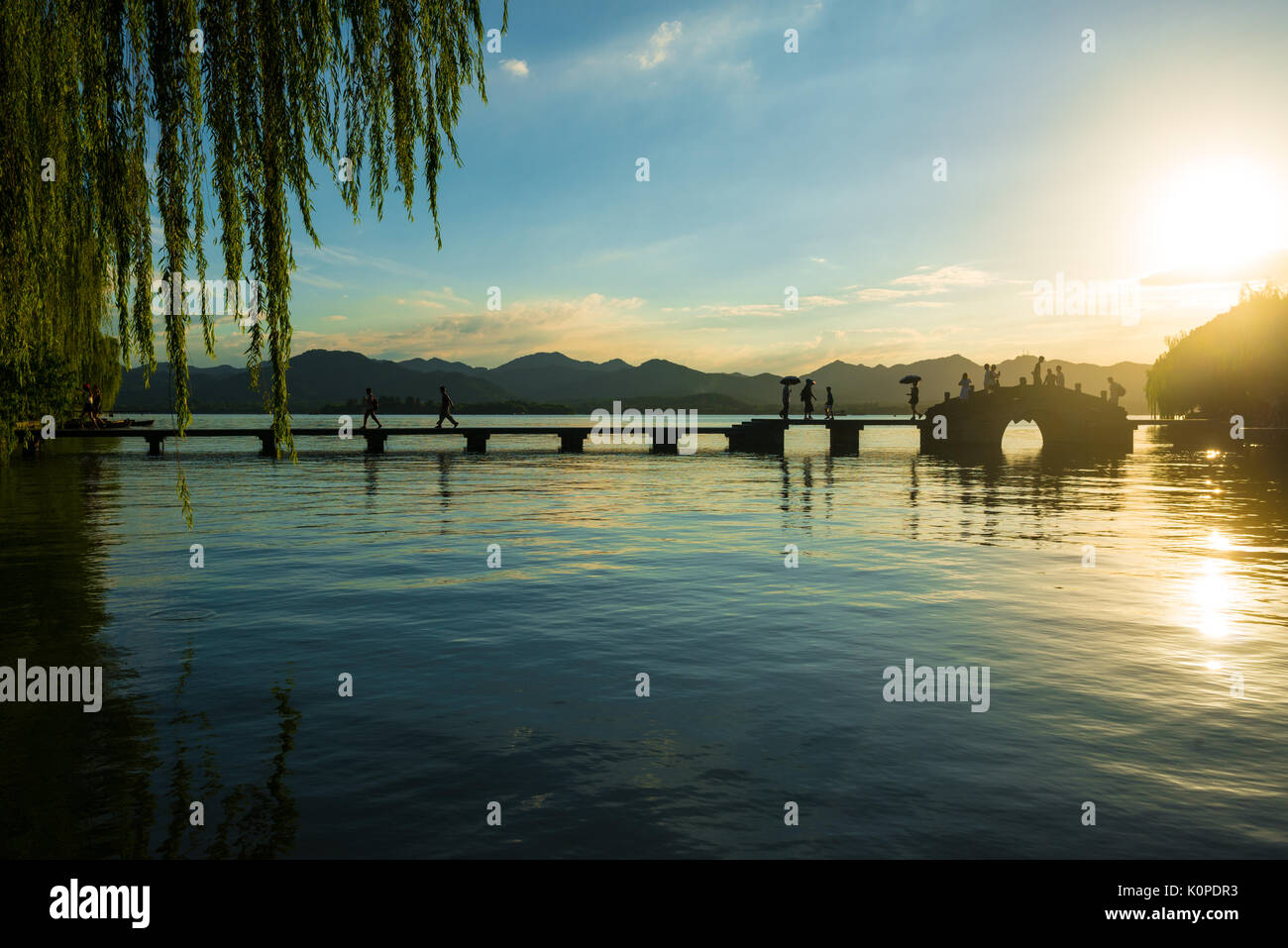 Guide di sera incrocio stretto ponte di pietra sul lago senza barriere Foto Stock