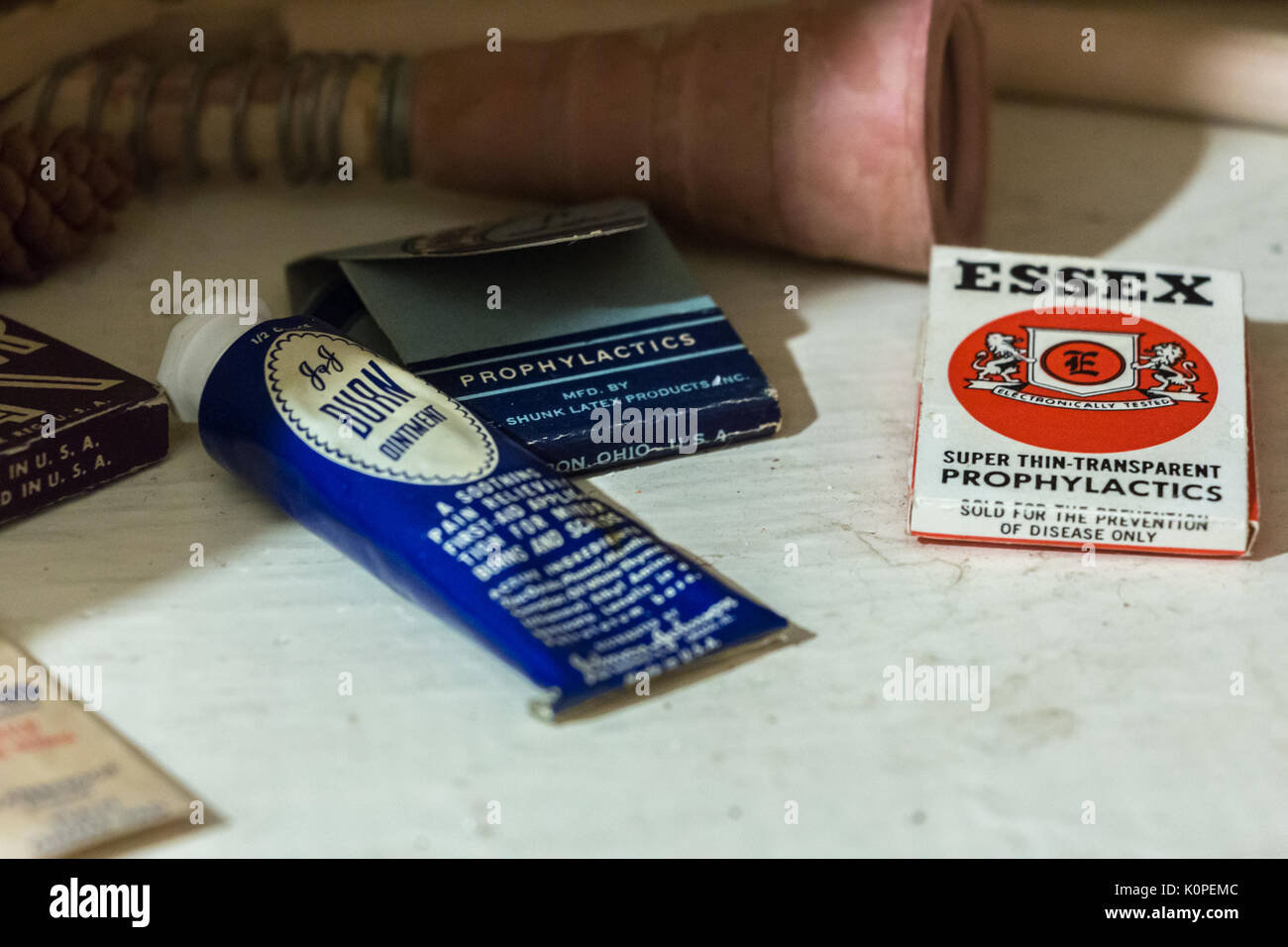 Ketchikan, Alaska, Stati Uniti d'America - Luglio 21th, 2017: Vintage preservativi su un ripiano di legno all'interno della casa di Dolly. Foto Stock