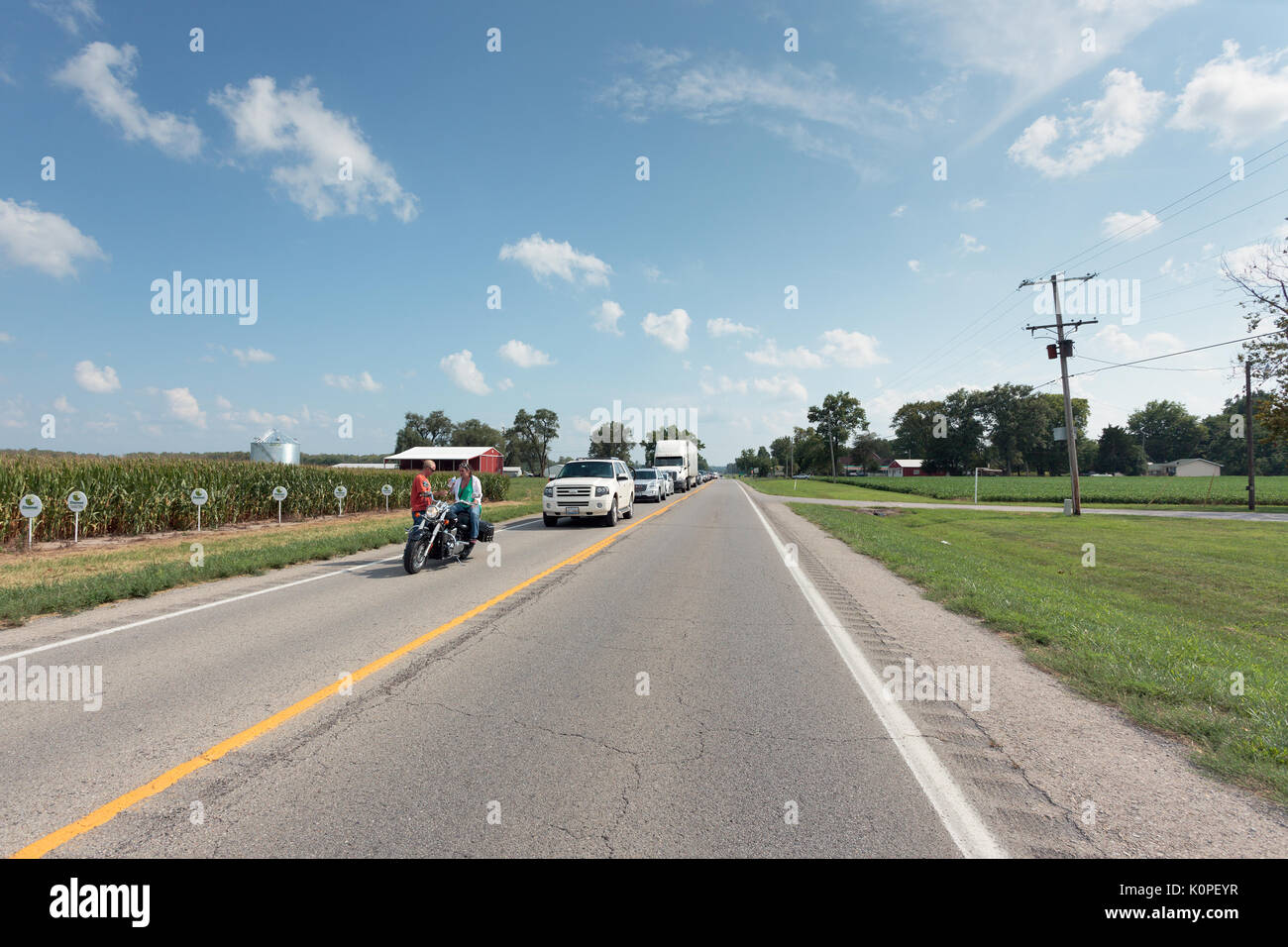 Tra Pinckneyville e Nashville, Illinois, uscendo eclissi solare ha causato un ingorgo sull autostrada Northbound Statale Route 127. Foto Stock
