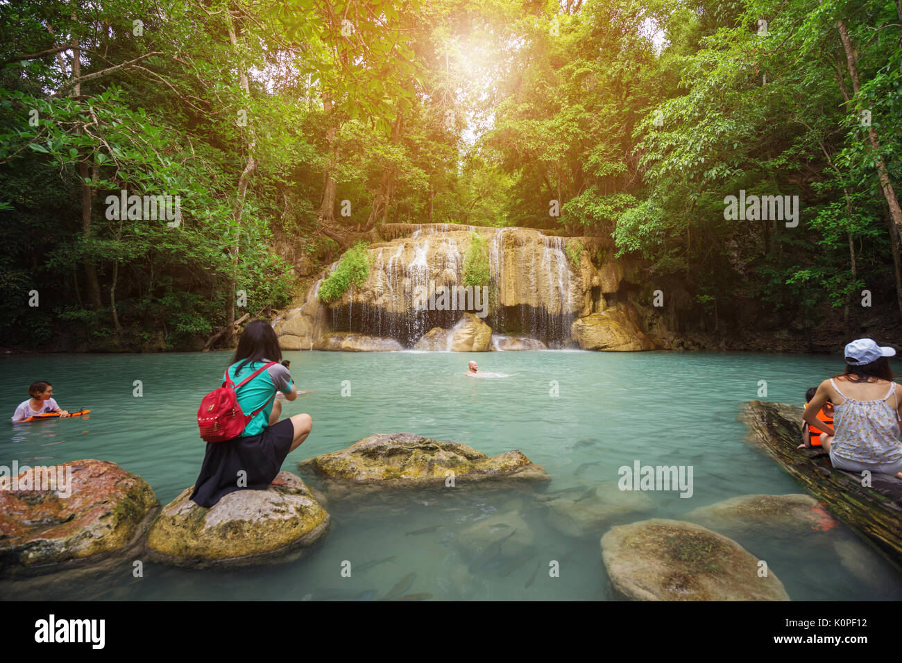 KANCHANABURI, Tailandia - 24 giugno: persone che viaggiano e bagno in Erawan cascata, Thailandia il 24 giugno 2017 Foto Stock