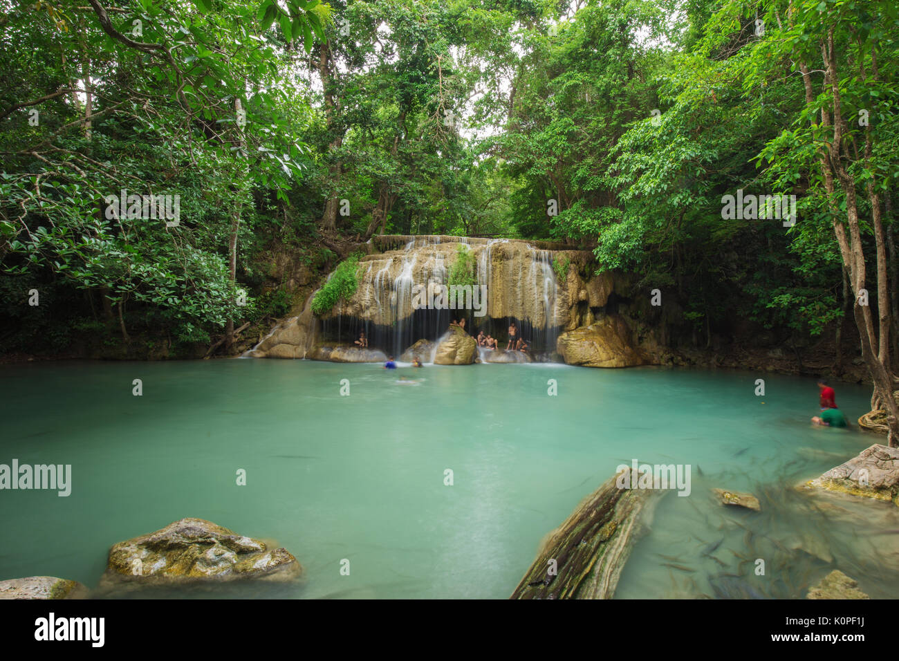 KANCHANABURI, Tailandia - 24 giugno: persone che viaggiano e bagno in Erawan cascata, Thailandia il 24 giugno 2017 Foto Stock