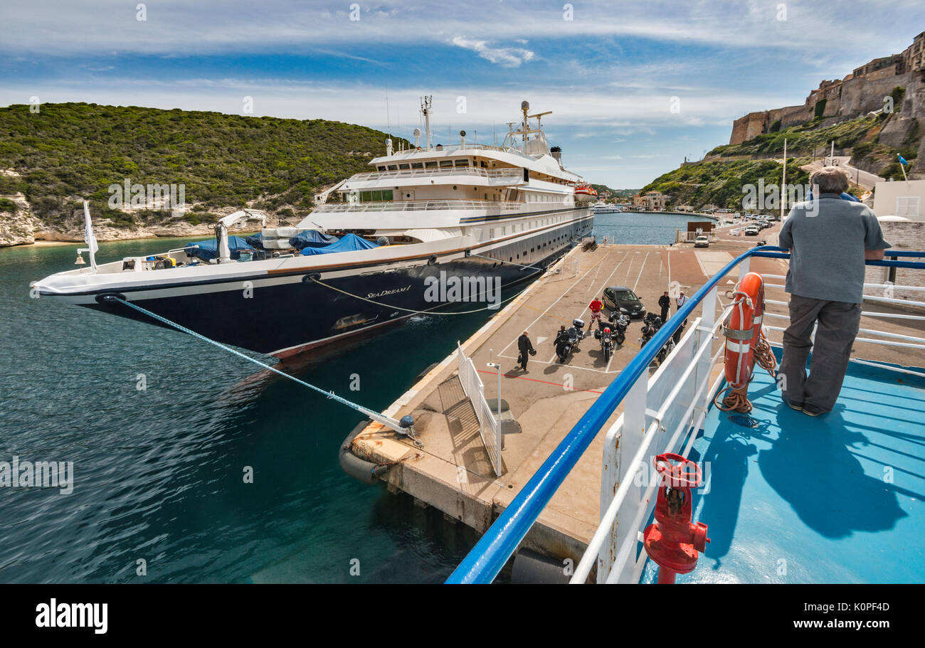 SeaDream I, piccola nave da crociera, ormeggiata in porto, visto da MS Ichnusa, partenza per Santa Teresa di Gallura e la Sardegna, da Bonifacio, Corsica, Francia Foto Stock