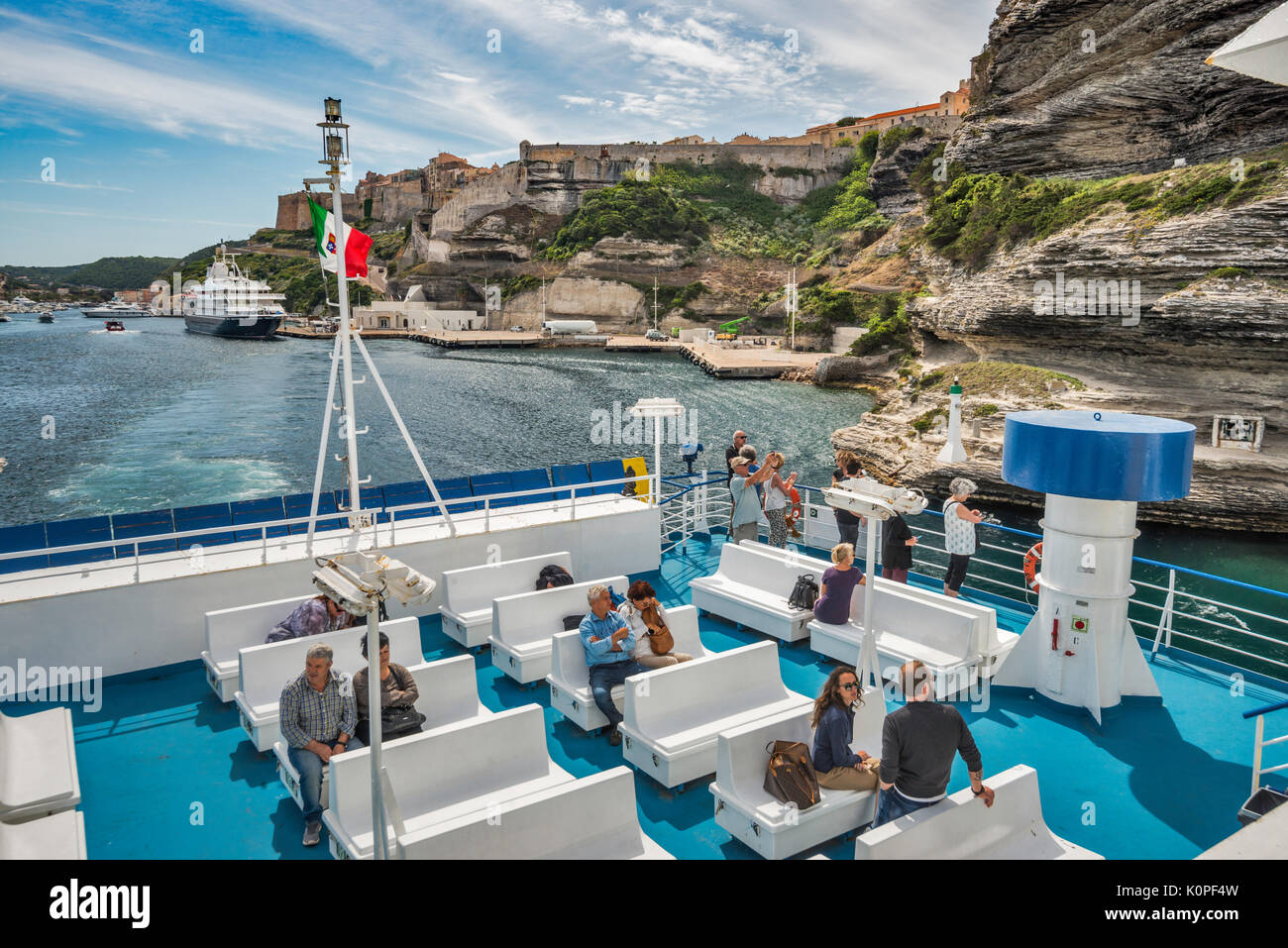 MS Ichnusa, nave traghetto in partenza per Santa Teresa di Gallura, Sardegna, dal terminale sotto la Citadelle fortezza di Bonifacio, Corsica, Francia Foto Stock