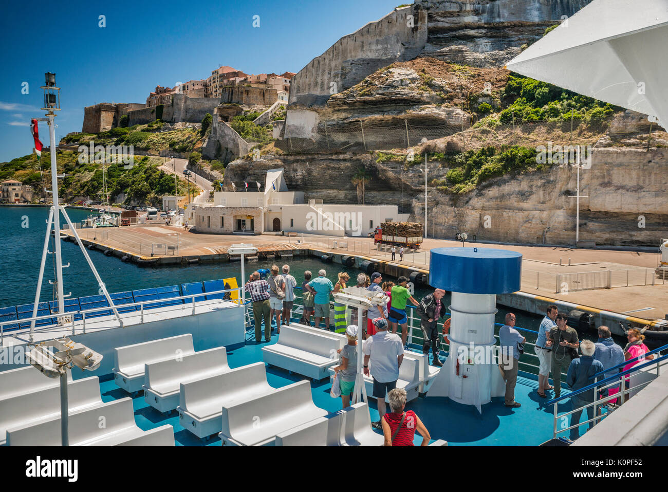 MS Ichnusa, nave traghetto in partenza per Santa Teresa di Gallura, Sardegna, dal terminale sotto la Citadelle fortezza di Bonifacio, Corsica, Francia Foto Stock