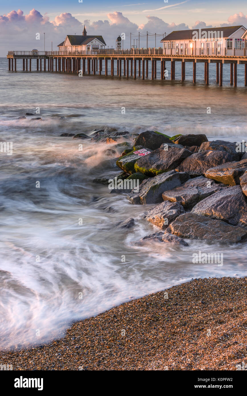 Il sole illumina il molo nel Suffolk popolare cittadina balneare di Southwold su un burrascoso mattina all'inizio di agosto. Foto Stock