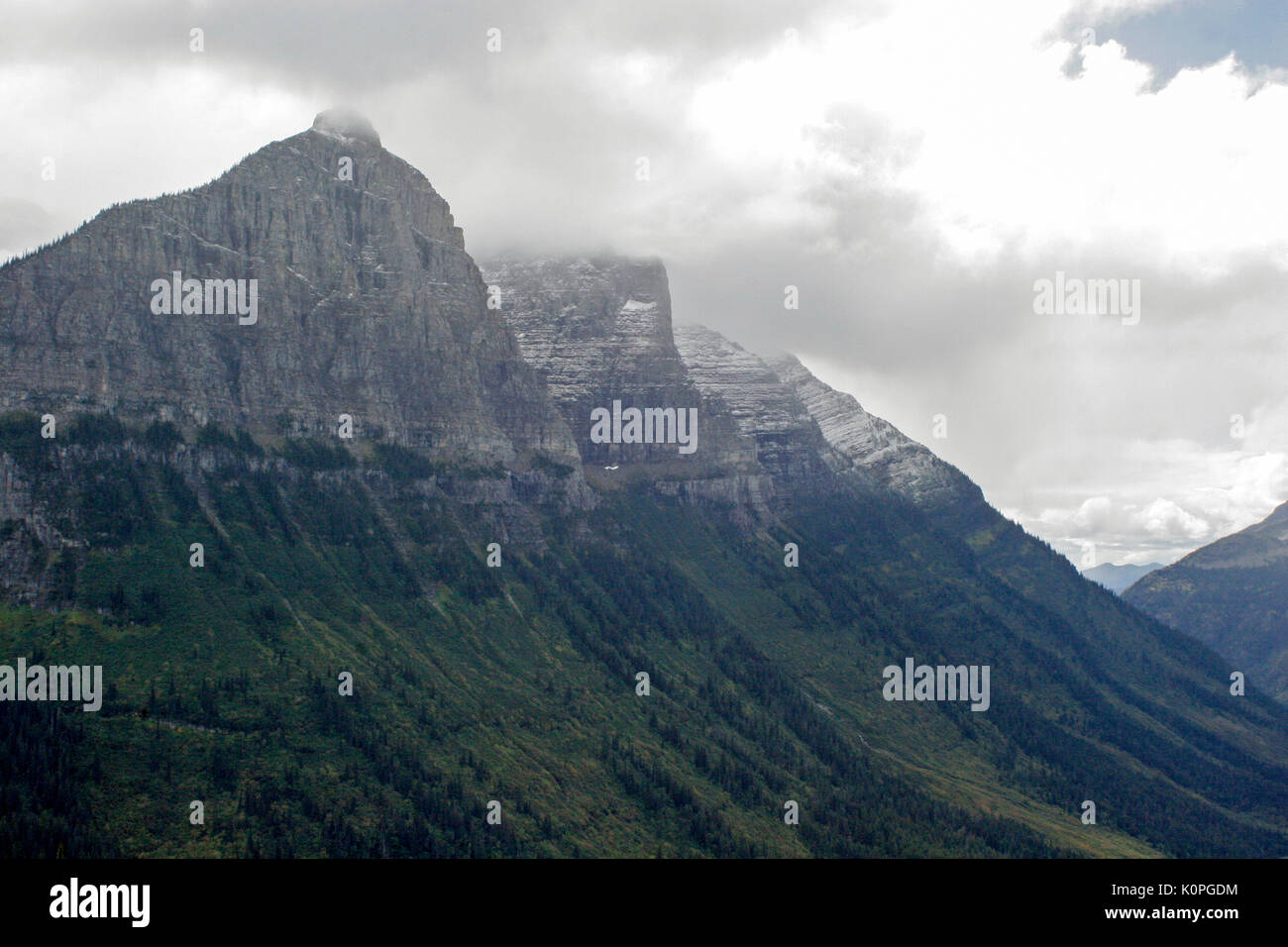 Neve montagna sormontata con nebbia - Glacier National Park Montana Foto Stock