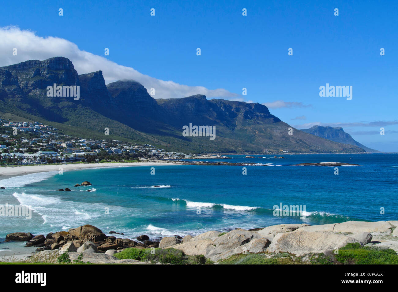 Vista panoramica sulla spiaggia di Camps Bay e la linea di colmo del OUDEKRAAL RISERVA NATURALE entro il parco nazionale di Table Mountain, Città del Capo SUD AFRICA Foto Stock