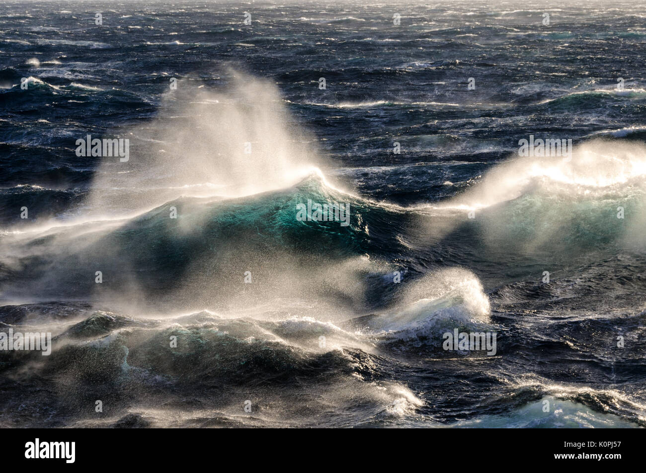 Mare mosso e gale force si snoda in mare Foto Stock