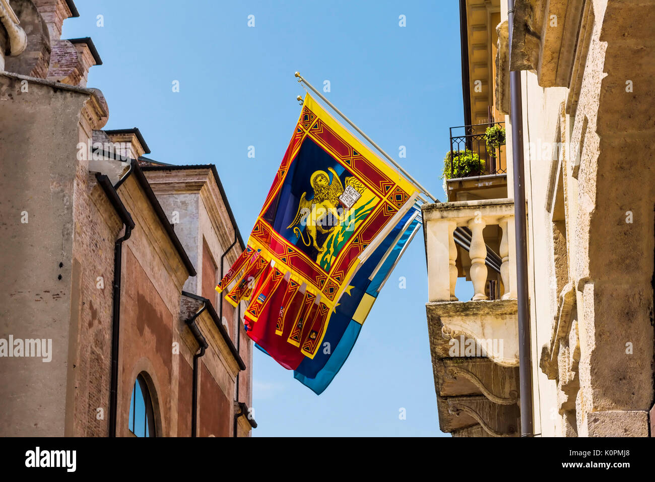 La colorata bandiera nella città di Verona in Veneto. Il Veneto è una delle venti regioni d Italia e la capitale e la città più grande è quello di Venezia. Foto Stock