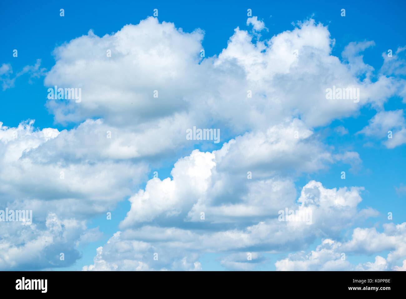 Bianchi e soffici nuvole nel cielo blu Foto Stock