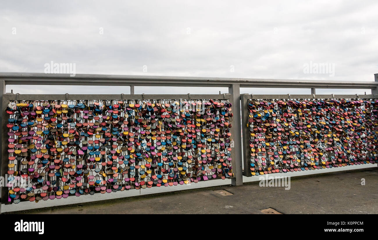 Ponte di ringhiere con massa di amore colorati si blocca sul passaggio pedonale di Forth Road Bridge, Firth of Forth, Scotland, Regno Unito Foto Stock