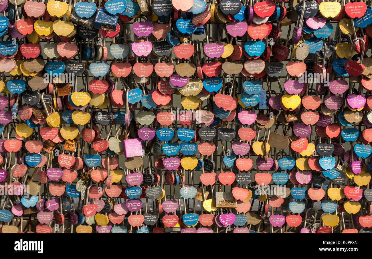 In prossimità del ponte di ringhiere con massa di amore colorati si blocca sul passaggio pedonale di Forth Road Bridge, Firth of Forth, Scotland, Regno Unito Foto Stock