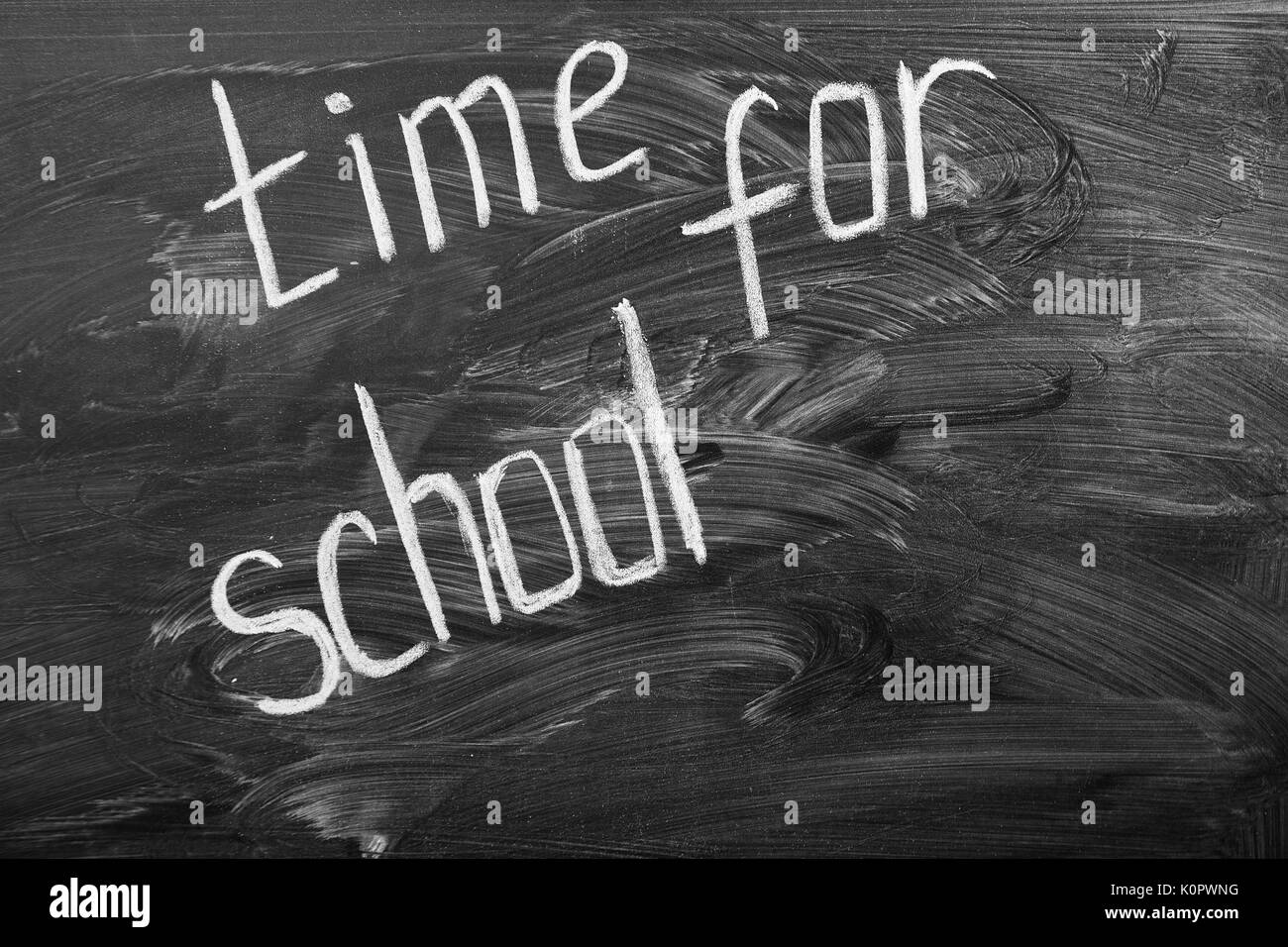 Old school board con chalk lettering tempo per scuola. Uno splendido sfondo per l'istruzione, uno spazio libero per il tuo testo. torna a scuola. Foto Stock