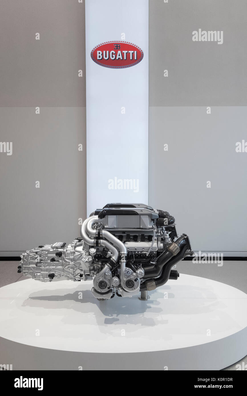 Visualizzazione di Bugatti motore a Volkswagen showroom di Sotto den Linden di Berlino, Germania Foto Stock