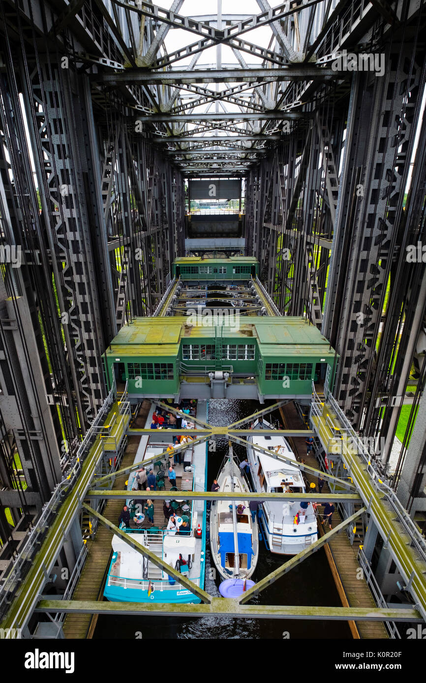 Vista delle barche di essere sollevato all'interno della nave storica il sollevamento in corrispondenza Niederfinow nel Brandeburgo, Germania Foto Stock