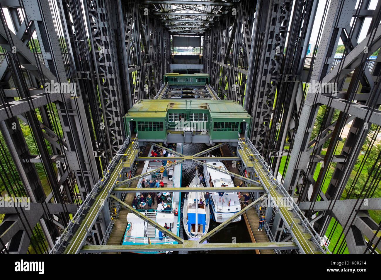 Vista delle barche di essere sollevato all'interno della nave storica il sollevamento in corrispondenza Niederfinow nel Brandeburgo, Germania Foto Stock