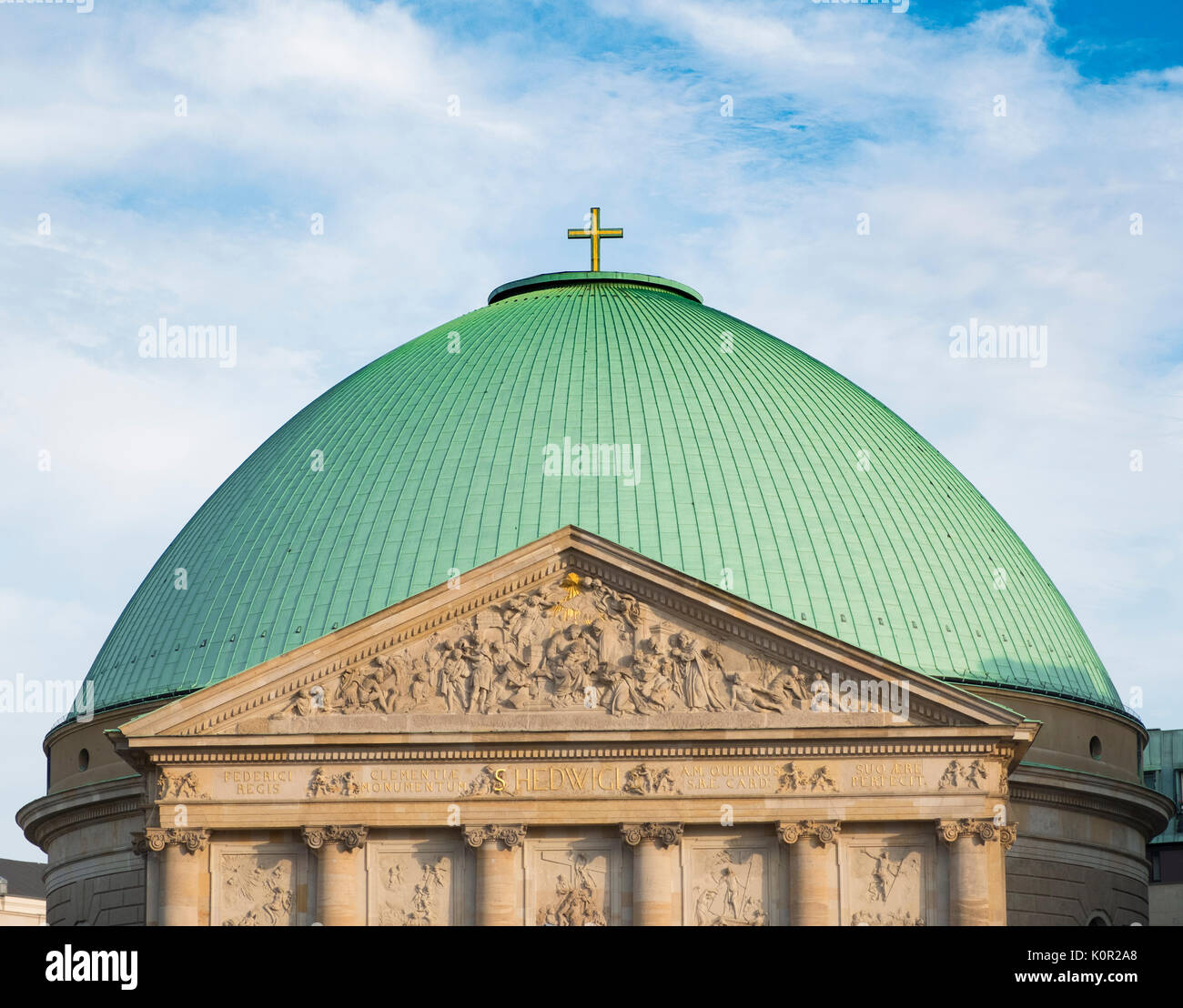 Vista della cupola verde di St Hedwigs cattedrale nel quartiere Mitte, Germania. Foto Stock